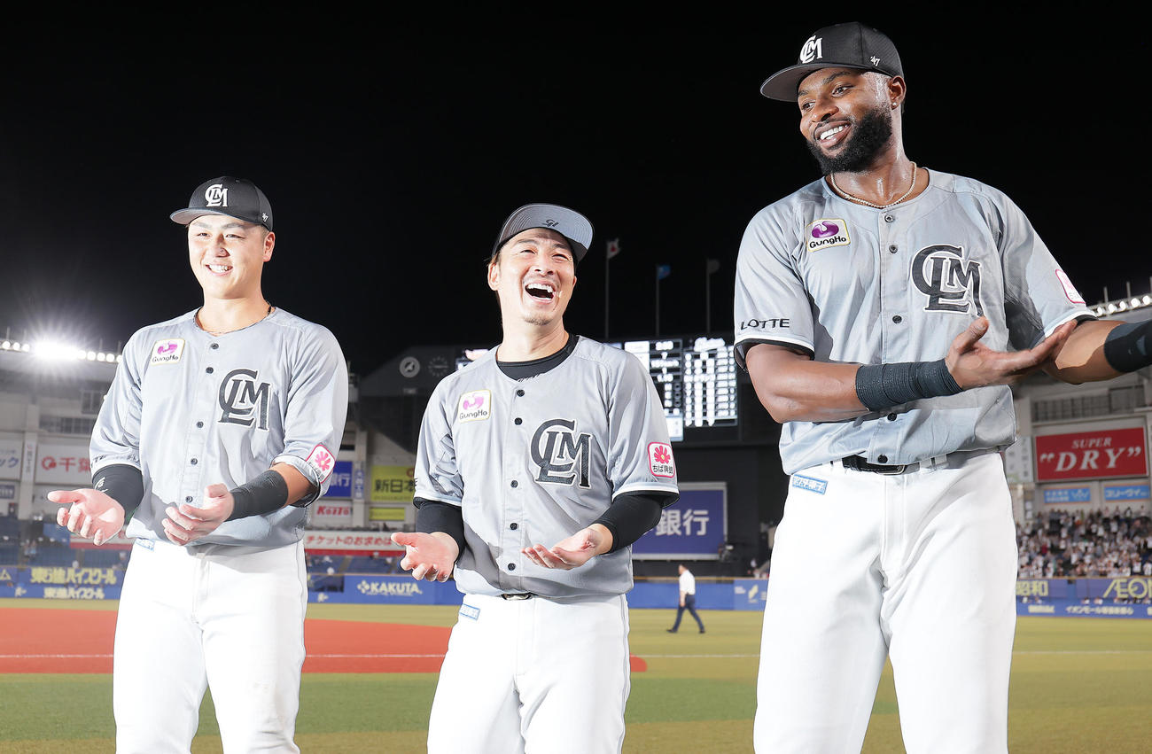 ロッテ対楽天　勝利しゆりかごダンスを披露するロッテの、左から山口、美馬、ポランコ（撮影・足立雅史）
