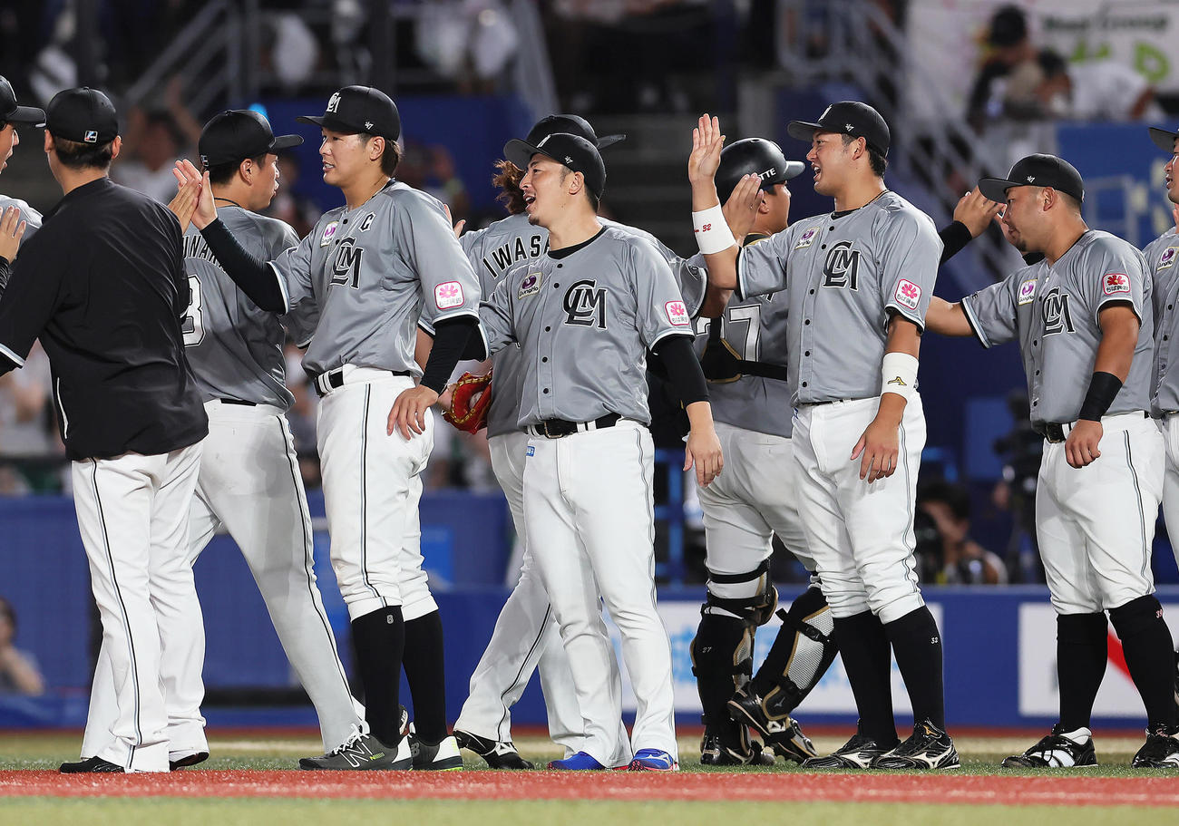 ロッテ対楽天　勝利しタッチを交わすロッテ美馬（中央）ら（撮影・足立雅史）