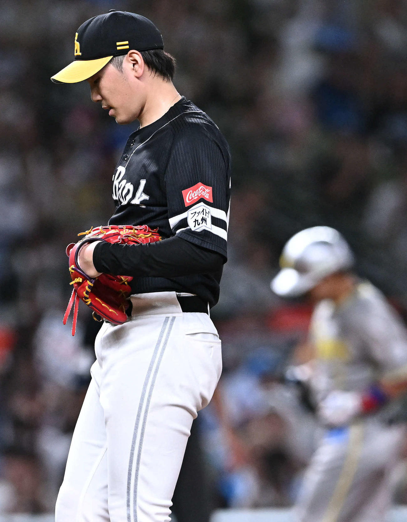 西武対ソフトバンク　4回裏西武2死一、三塁、栗山（後方）に3点本塁打を許す石川（撮影・滝沢徹郎）