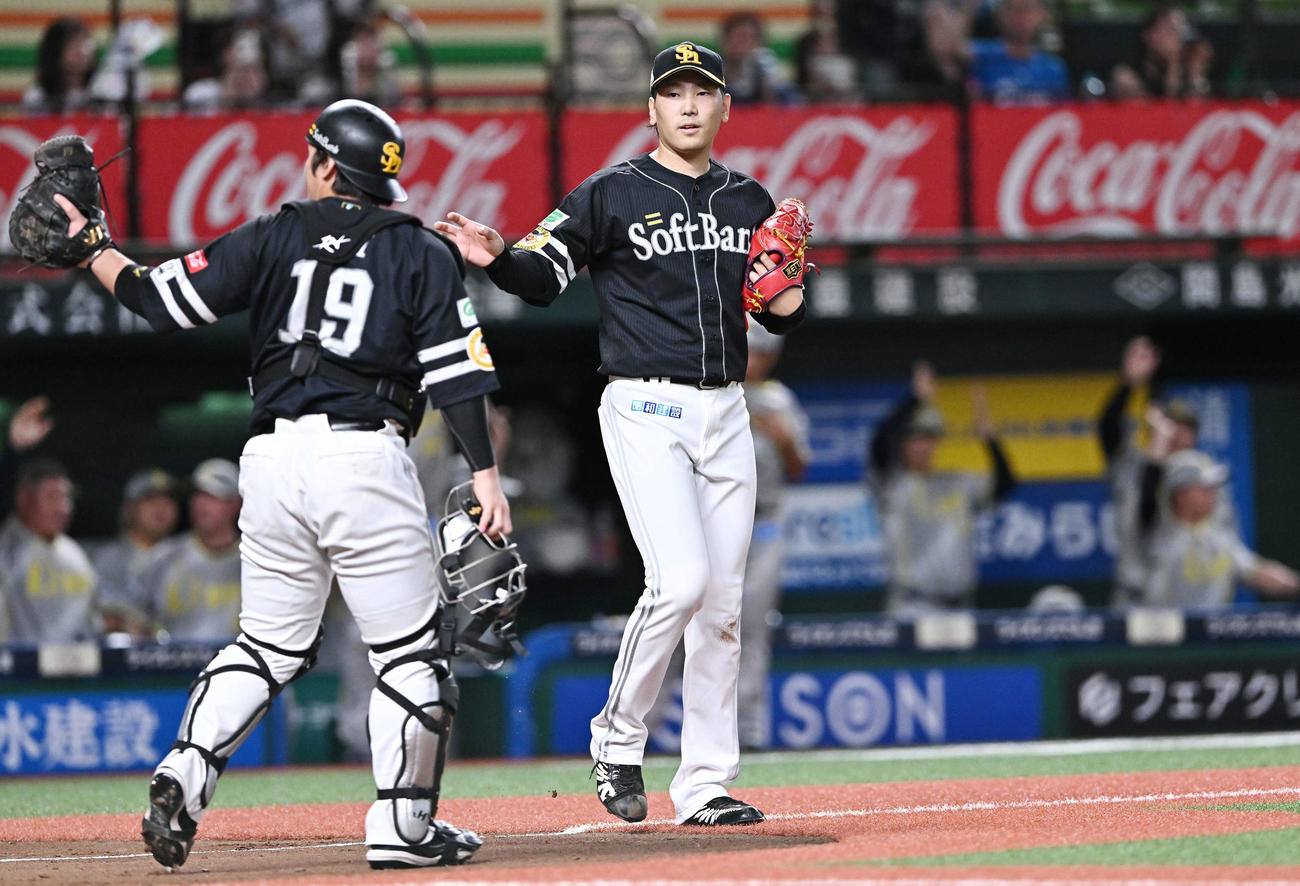西武対ソフトバンク　1回裏西武2死満塁、外崎に先制2点適時打を許す石川（右）と捕手甲斐（撮影・滝沢徹郎）