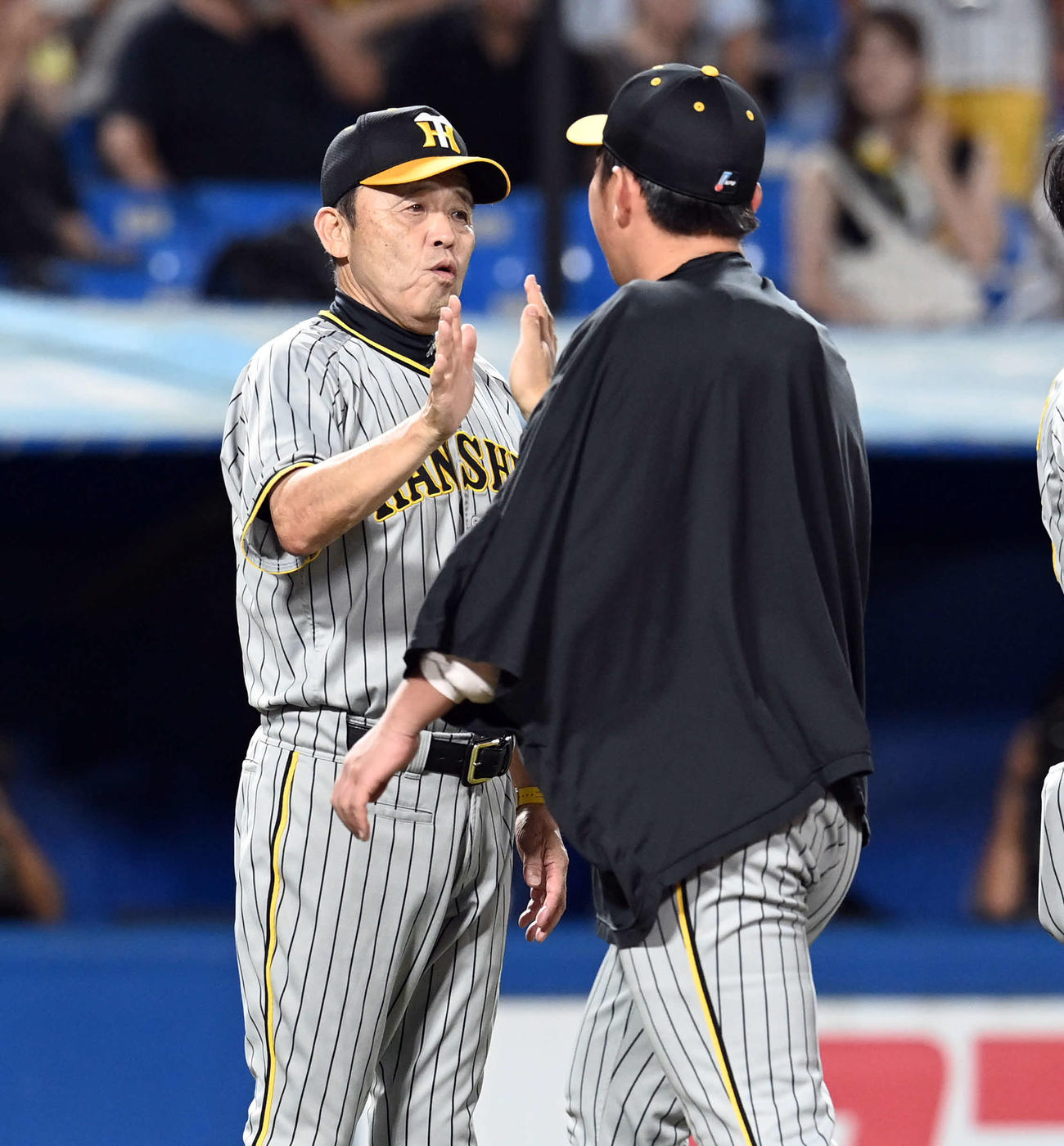 ヤクルト対阪神　今季9勝目を挙げた阪神村上とハイタッチをする岡田監督（撮影・たえ見朱実）