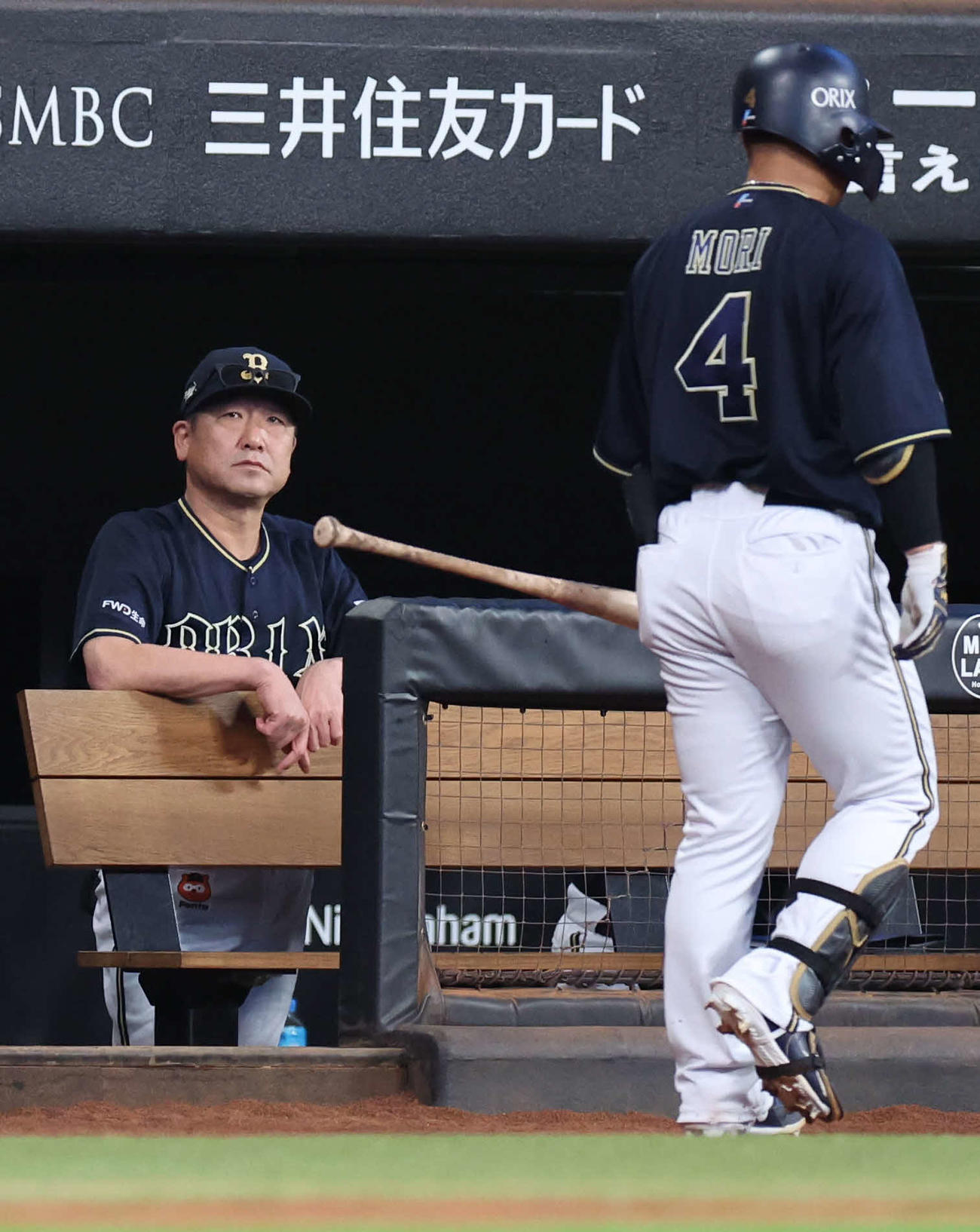 日本ハム対オリックス　グラウンドを見つめるオリックス中嶋監督。右は三振に終わった森（撮影・佐藤翔太）
