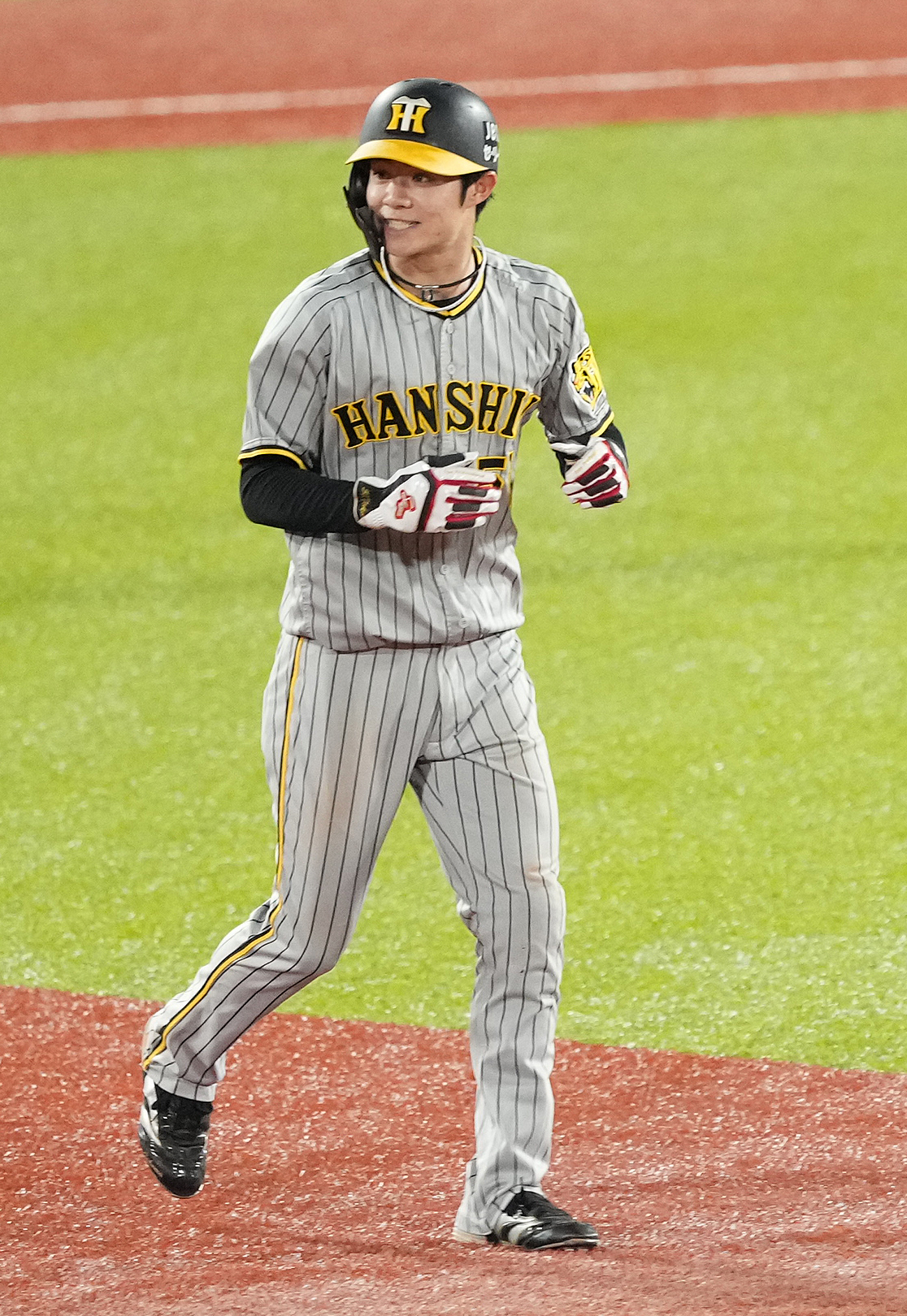 ヤクルト対阪神　3回表阪神無死一塁、打者ミエセスの時、ボールが捕手古賀の防具に入り、二進する一塁走者中野（撮影・鈴木みどり）