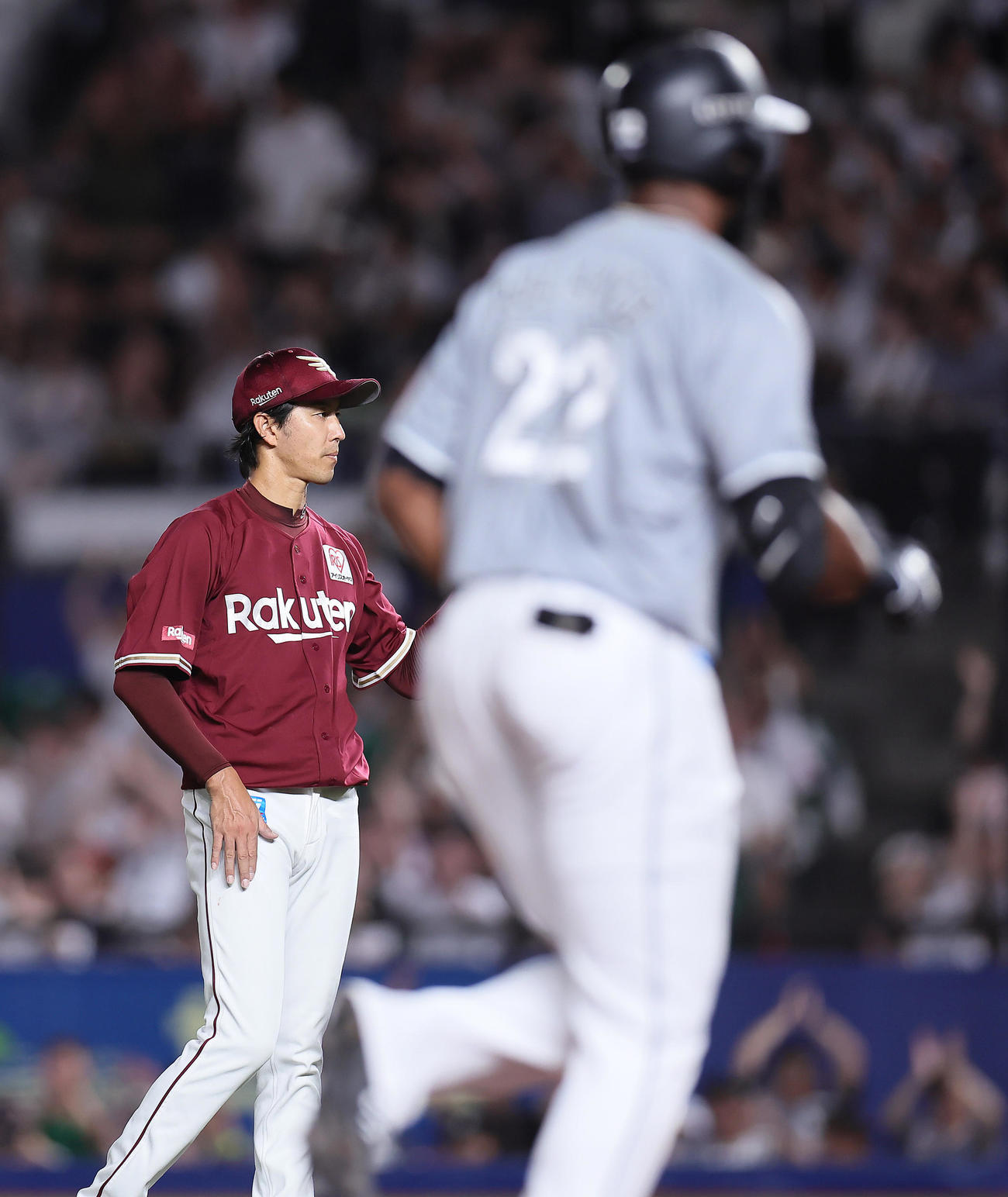 ロッテ対楽天　7回裏ロッテ無死一塁、ポランコ（右）に右中間へ2点本塁打を浴びる岸（撮影・足立雅史）