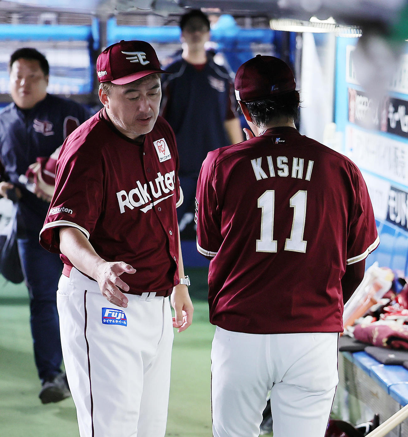 ロッテ対楽天　7回途中でマウンドを降りた楽天岸（右）をねぎらう石井監督（撮影・足立雅史）