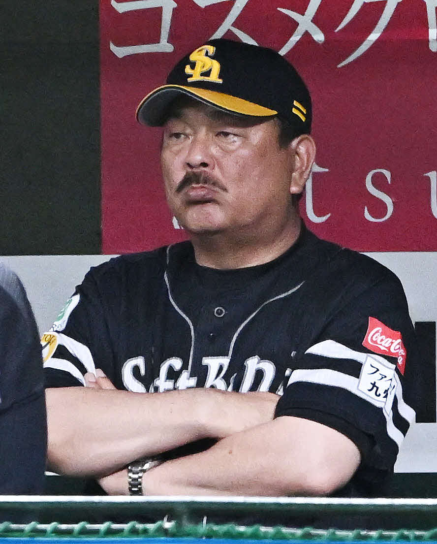 西武対ソフトバンク　9回表、ベンチで厳しい表情のソフトバンク藤本監督（撮影・滝沢徹郎）