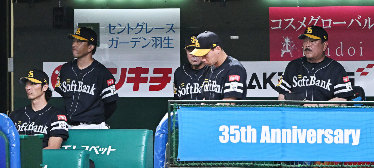 西武対ソフトバンク　試合に敗れ浮かない表情のソフトバンク藤本監督（右）ら（撮影・滝沢徹郎）