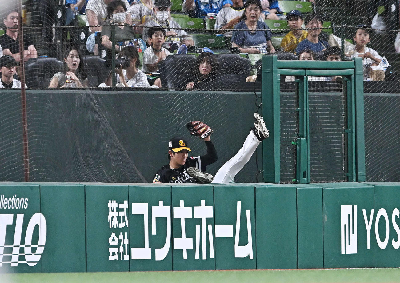 西武対ソフトバンク　6回裏西武無死、蛭間の打球を追いネットに落ちる左翼手柳町（撮影・滝沢徹郎）