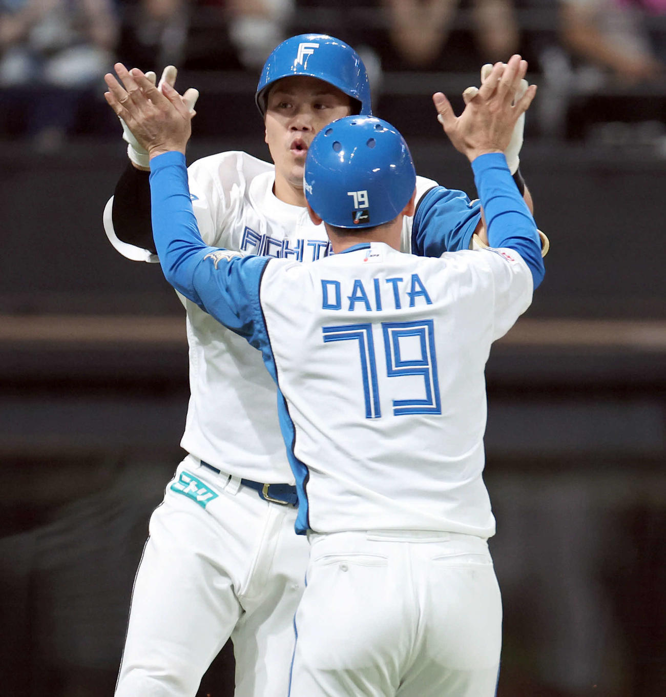 日本ハム対オリックス　2回裏日本ハム無死、伏見は左越え本塁打を放ち代田コーチとハイタッチしながら生還する（撮影・佐藤翔太）