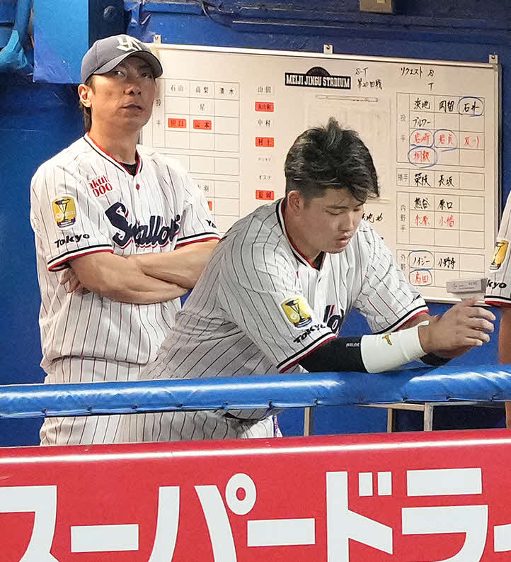 ヤクルト対阪神　ベンチで浮かない表情のヤクルト高津監督（左）と村上（撮影・鈴木みどり）