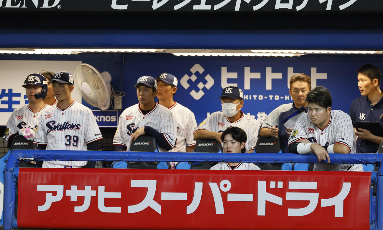 ヤクルト対阪神　9回裏ヤクルト2死、ベンチで浮かない表情を見せる村上（前列右端）らヤクルトナイン（撮影・藤尾明華）