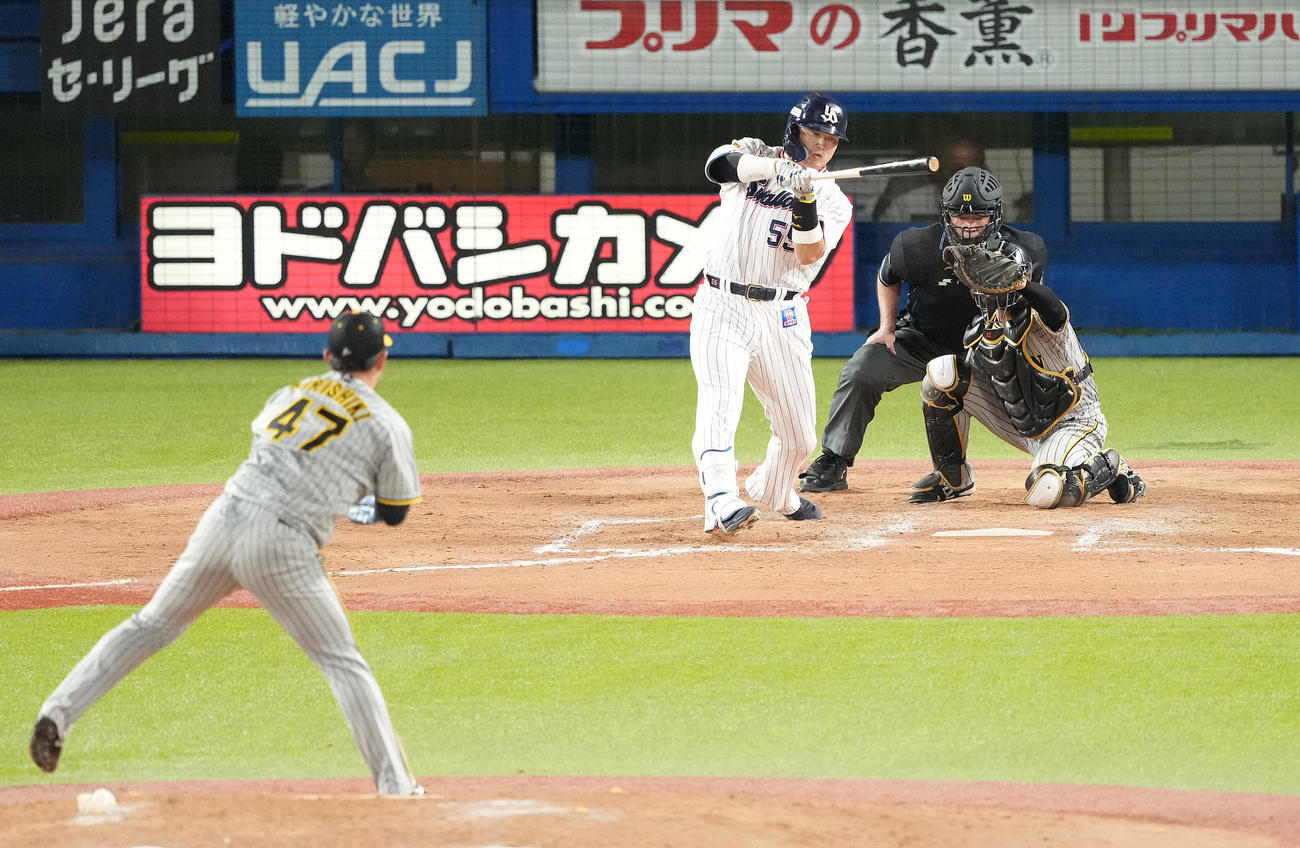 ヤクルト対阪神　8回裏ヤクルト1死満塁、空振り三振に倒れる村上。投手桐敷（撮影・鈴木みどり）