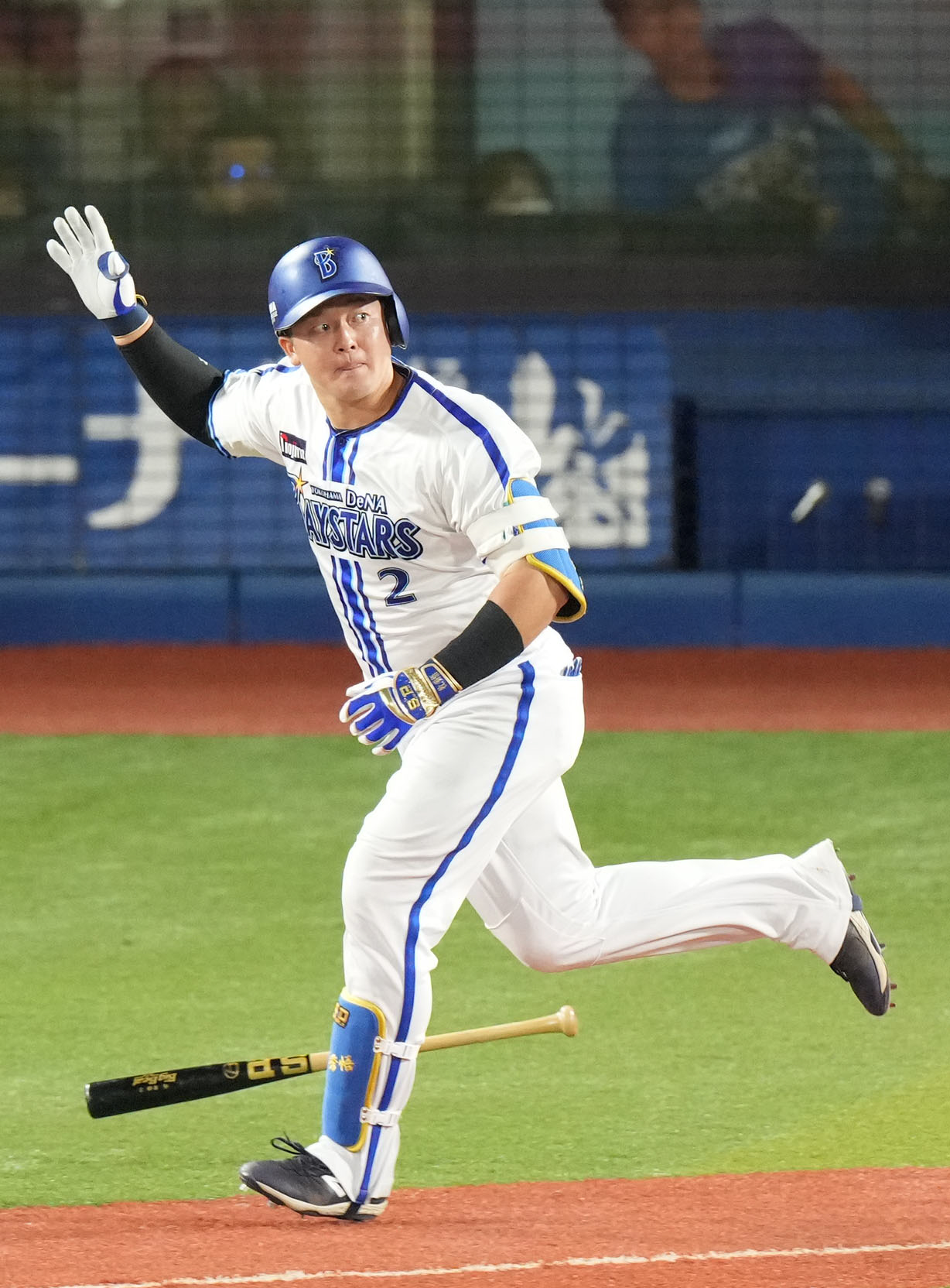 DeNA対巨人　7回裏DeNA1死一塁、2点本塁打を放つ牧（撮影・狩俣裕三）