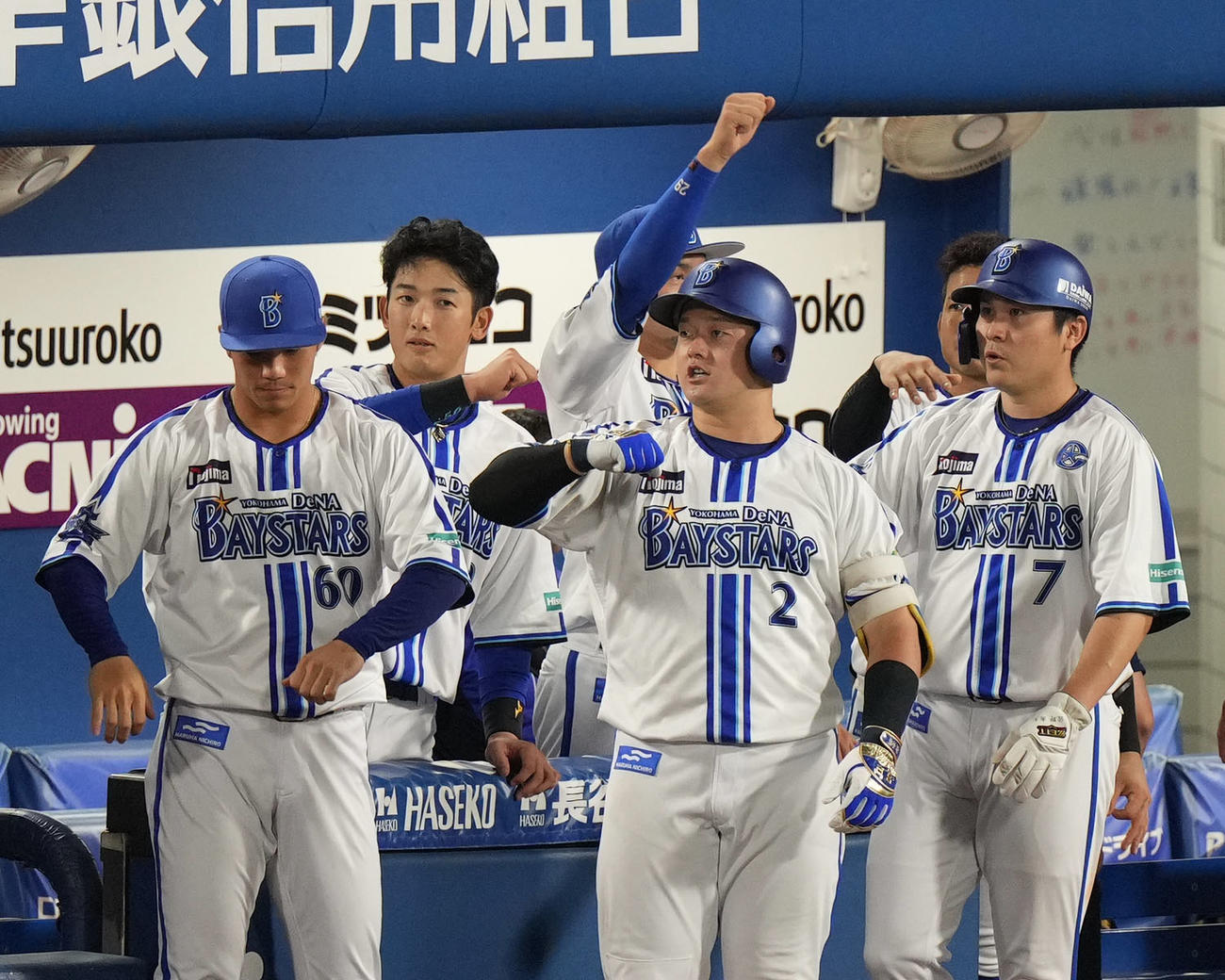 DeNA対巨人　7回裏DeNA1死一塁、2点本塁打を放ち、デスターシャ！を決める牧（中央）（撮影・狩俣裕三）