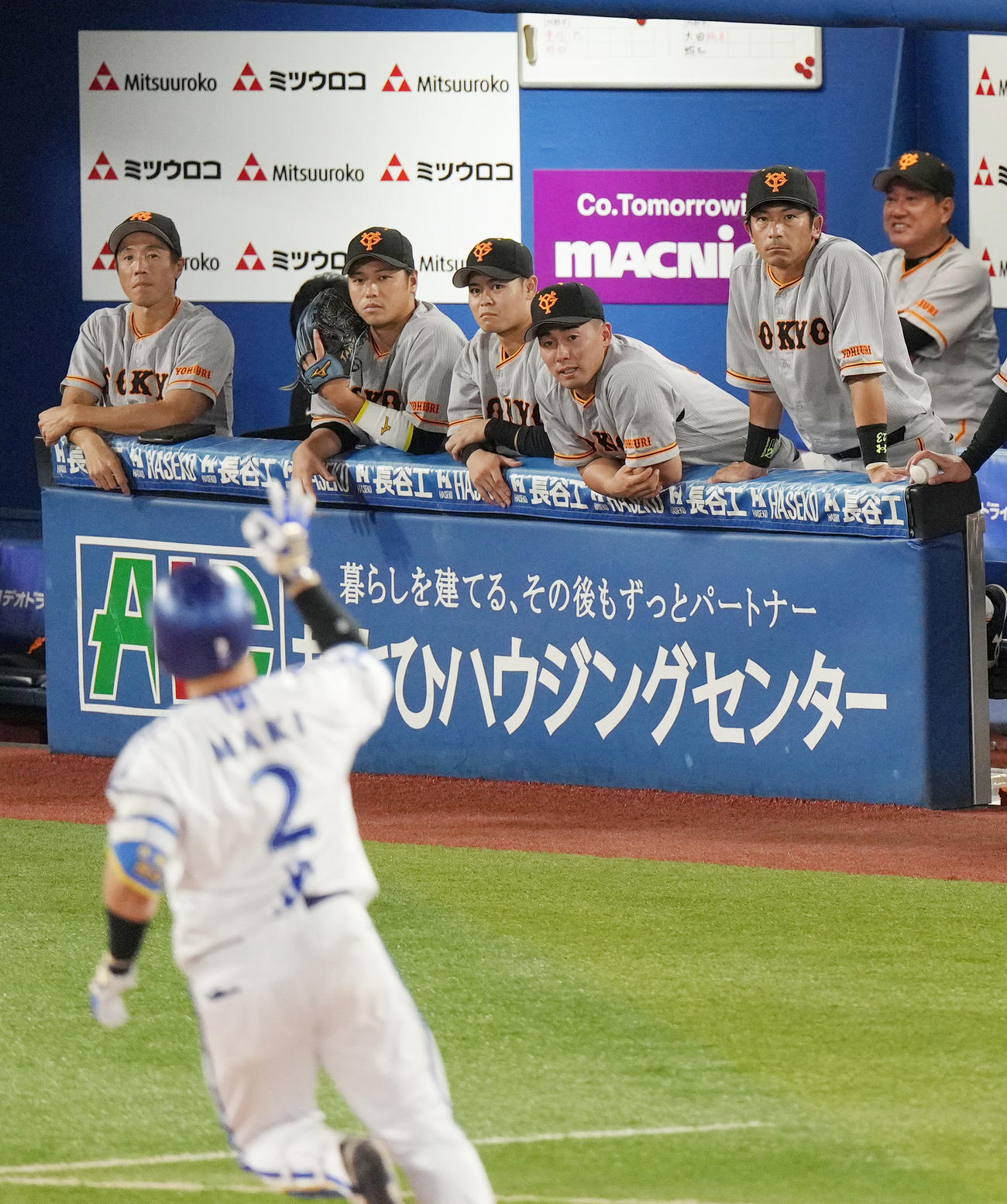 DeNA対巨人　7回裏DeNA1死一塁、牧（手前）に2点本塁打を打たれ、苦笑いする原監督（後方右）（撮影・狩俣裕三）