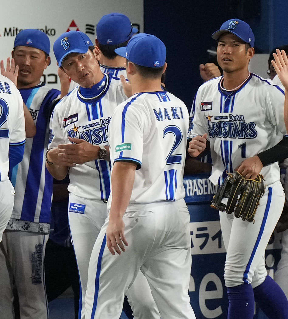 DeNA対巨人　試合後、牧（手前）を迎える三浦監督（撮影・狩俣裕三）