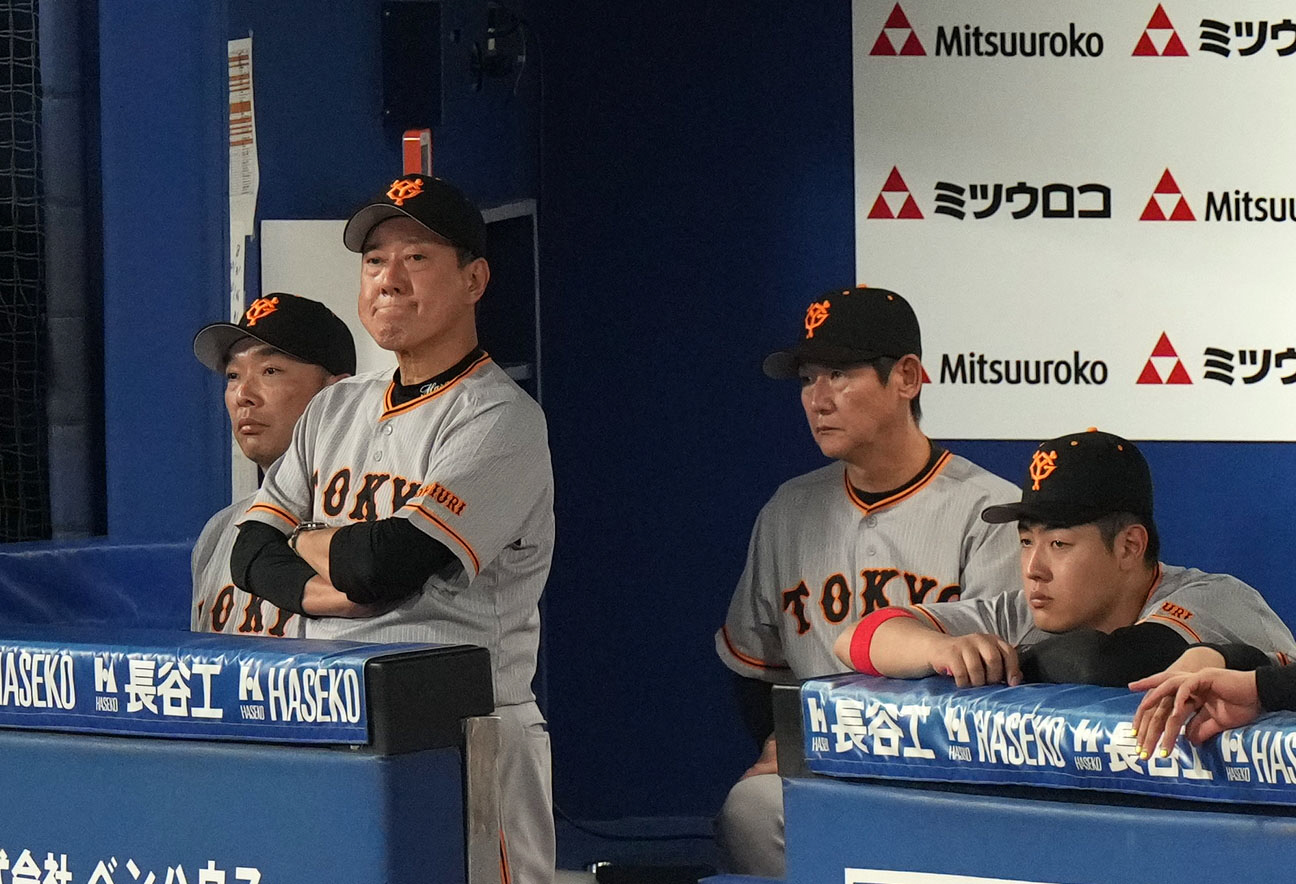 DeNA対巨人　9回表途中、厳しい表情の原監督（左）と岡本和（右）（撮影・狩俣裕三）