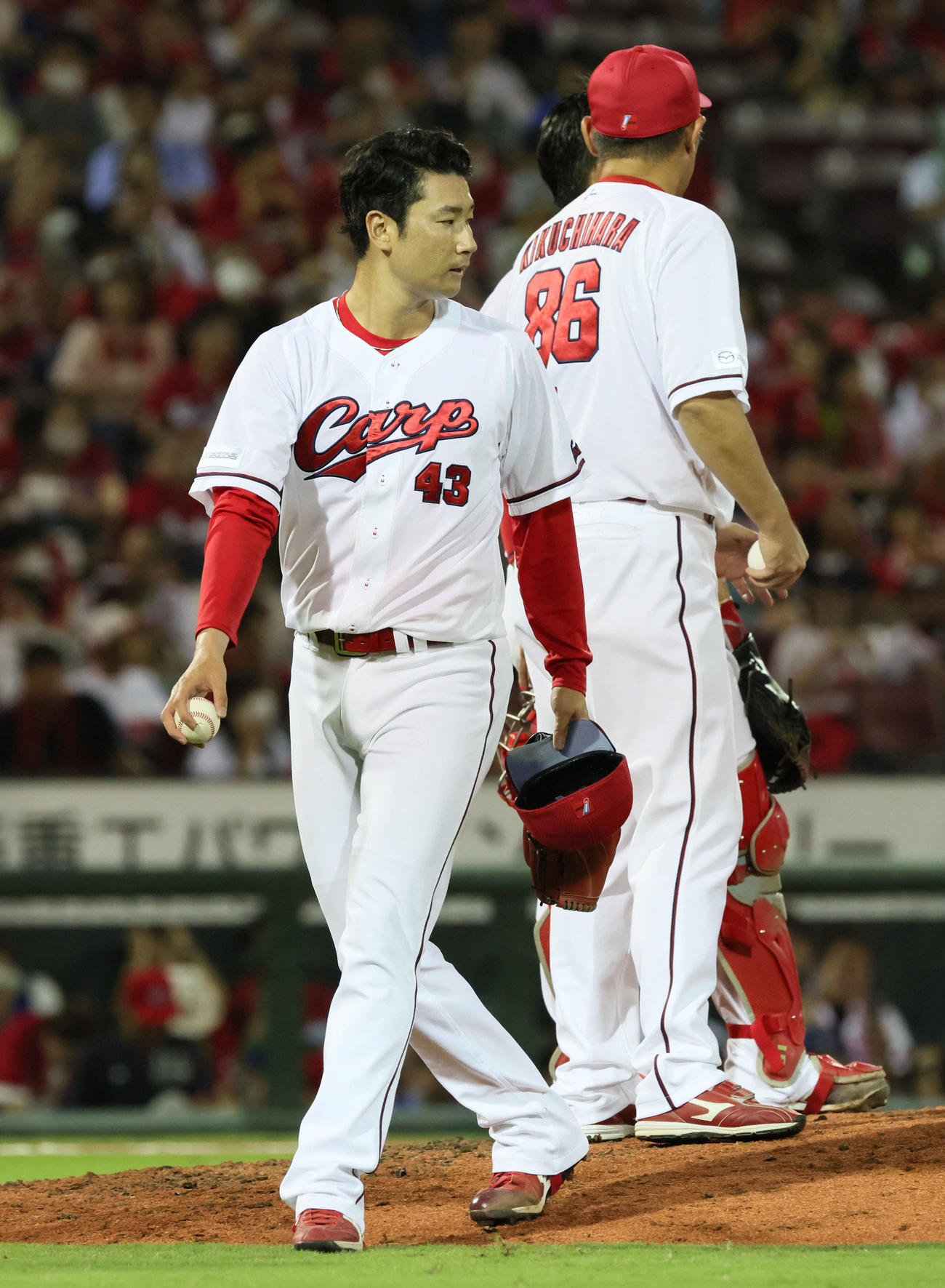 広島対中日　8回表中日2死一、二塁、降板する島内（撮影・加藤孝規）