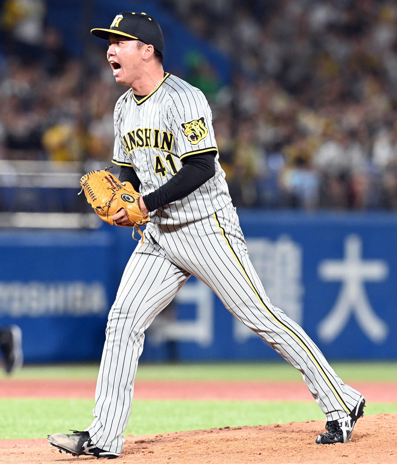 ヤクルト対阪神　7回裏ヤクルト2死三塁、オスナを空振り三振に仕留めガッツポーズを決める村上（撮影・たえ見朱実）