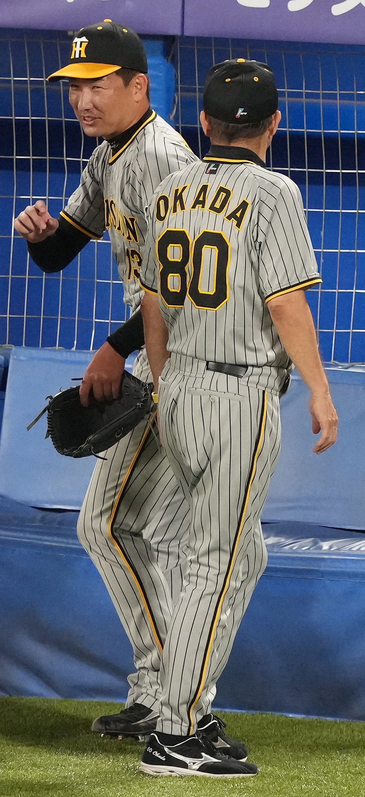 ヤクルト対阪神　ヤクルトに勝利後、9回裏を抑えた岩崎（左）に声をかける阪神岡田監督（撮影・鈴木みどり）