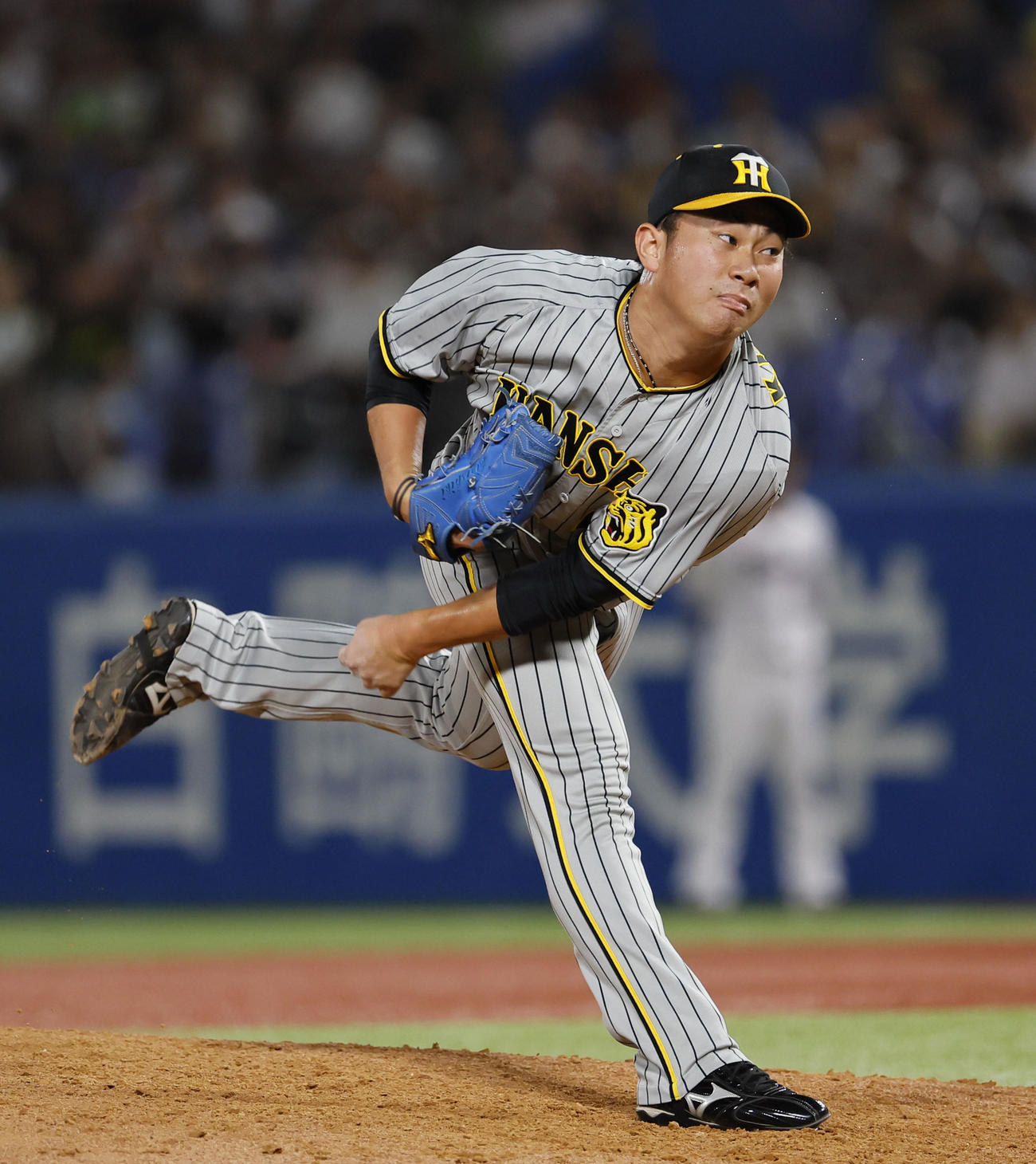 ヤクルト対阪神　8回、3番手で登板した阪神桐敷（撮影・藤尾明華）