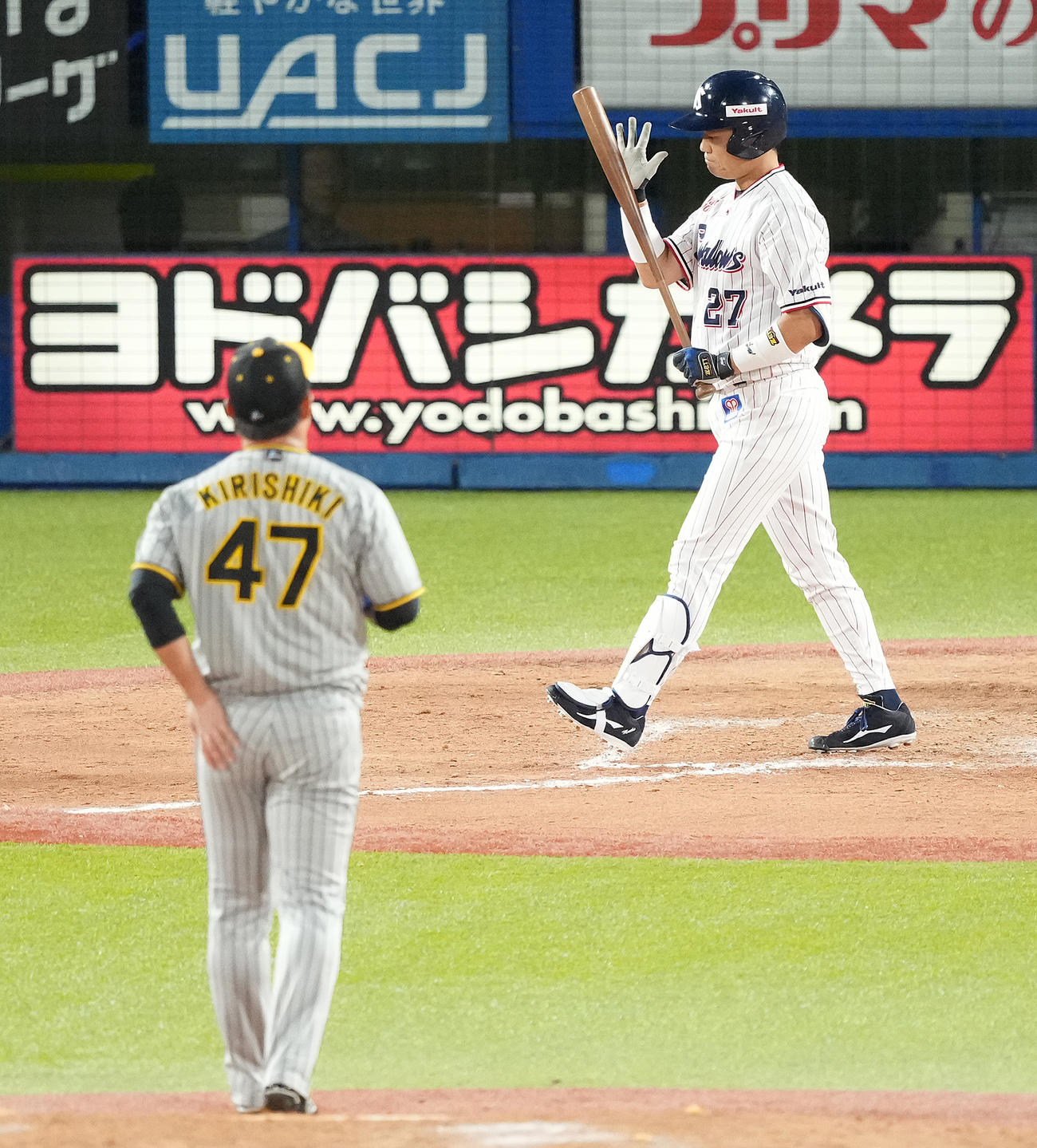ヤクルト対阪神　8回裏ヤクルト1死満塁、押し出し四球を選ぶ中村。投手桐敷（撮影・鈴木みどり）