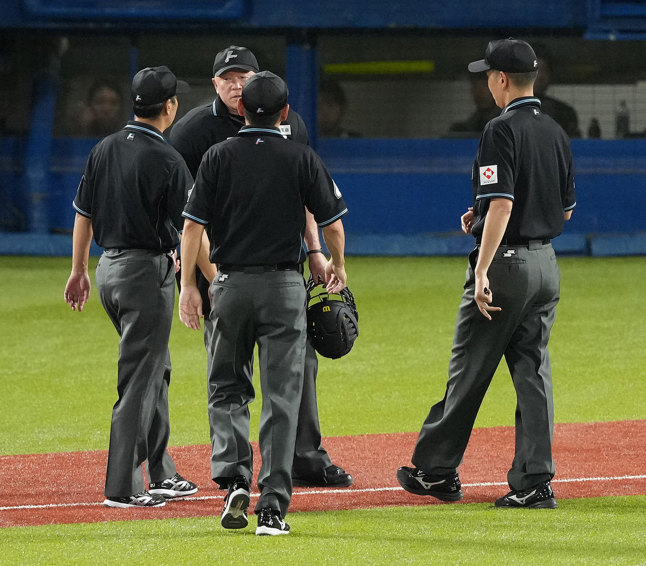 ヤクルト対阪神　3回表阪神無死一塁、打者ミエセスの時、ボールが捕手古賀の防具に入り、審議する審判団（撮影・鈴木みどり）