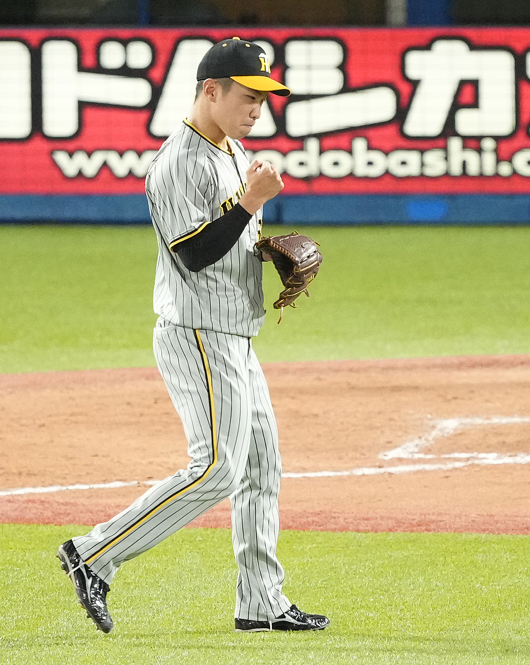 ヤクルト対阪神　8回裏ヤクルト2死満塁、サンタナを遊ゴロに仕留め、ガッツポーズする石井（撮影・鈴木みどり）