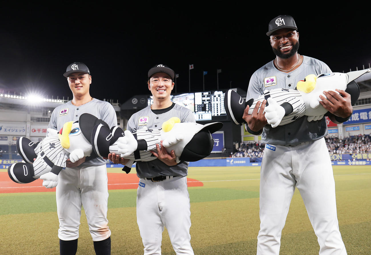 ロッテ対楽天　勝利し、ゆりかごダンスを披露するロッテの、左から山口、美馬、ポランコ（撮影・足立雅史）