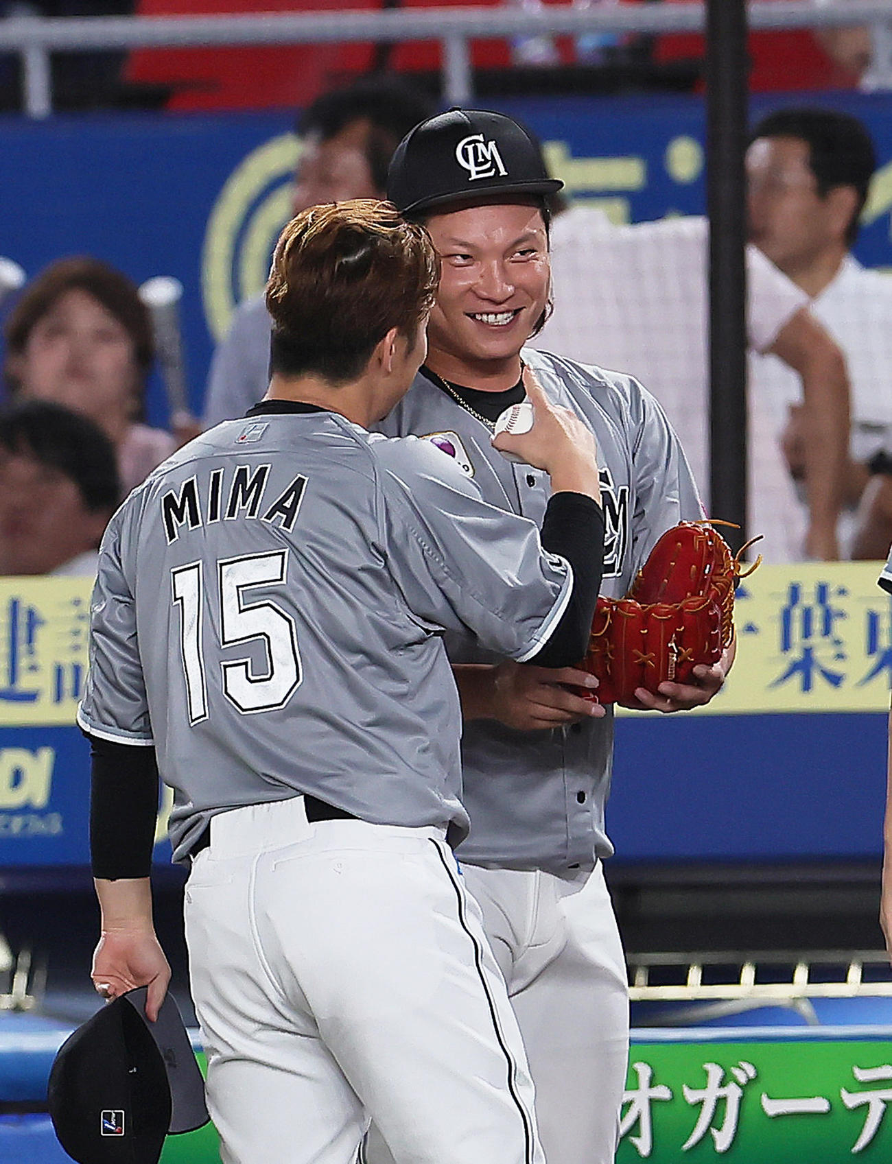 ロッテ対楽天　2勝目を挙げたロッテ美馬（左）は岩下から勝利球を受け取る（撮影・足立雅史）