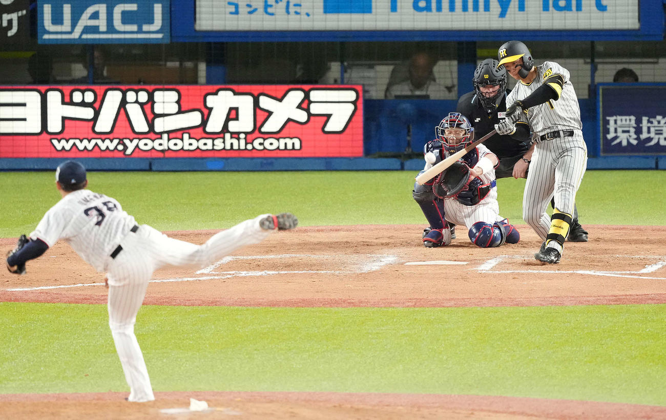 ヤクルト対阪神　8回表阪神無死、右越えソロ本塁打を放つ森下。投手梅野（撮影・鈴木みどり）