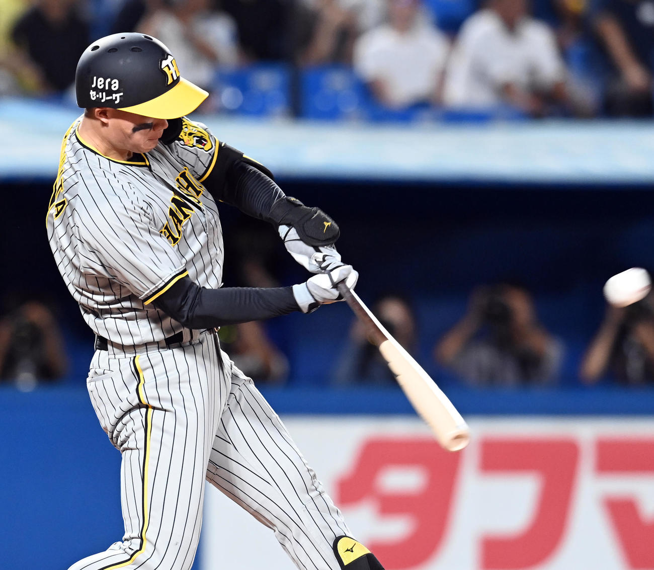 ヤクルト対阪神　8回表阪神無死、右越えにソロ本塁打を放つ森下（撮影・たえ見朱実）
