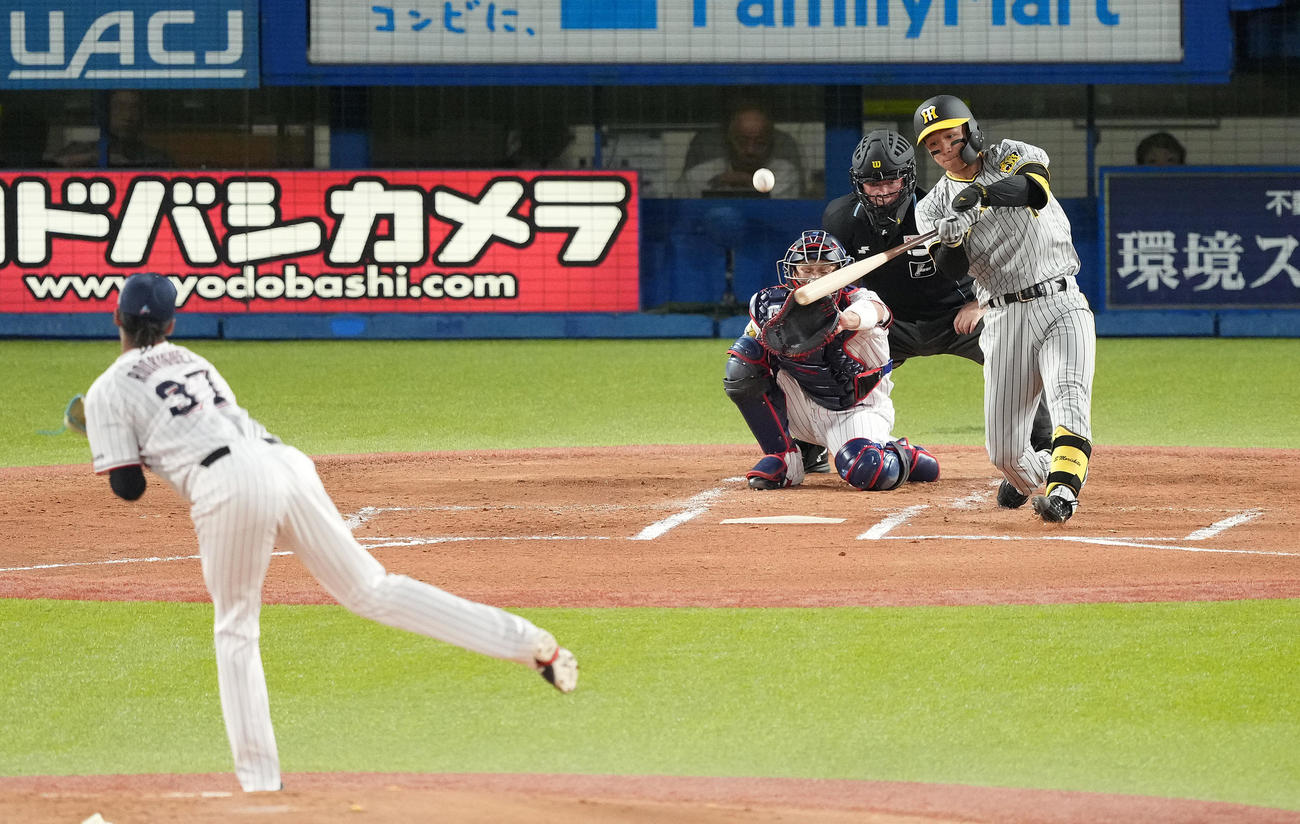 ヤクルト対阪神　2回表阪神無死、先制の中越えソロ本塁打を放つ森下。投手ロドリゲス（撮影・鈴木みどり）