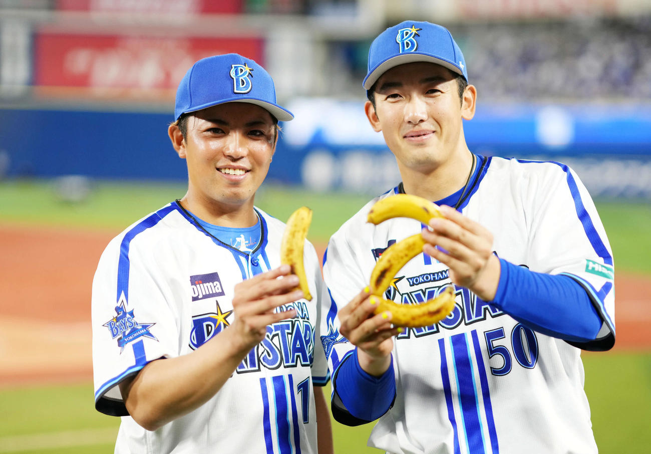 DeNA対巨人　バナナで12を描くDeNA東（左）と山本祐（撮影・横山健太）