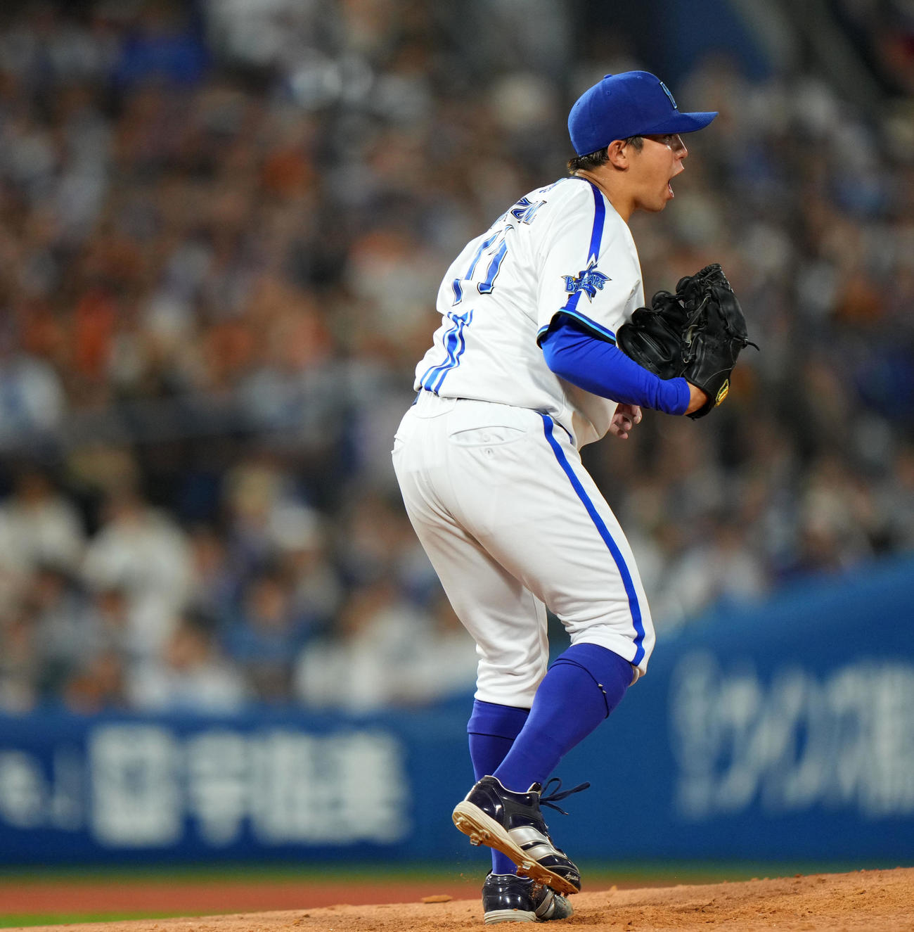 DeNA対巨人　7回表巨人2死一塁、浅野を三振に仕留めほえる東（撮影・横山健太）
