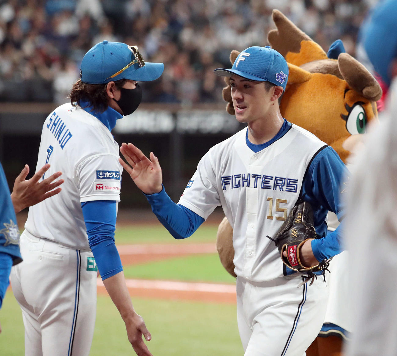 日本ハム対オリックス　試合終了後、日本ハム新庄監督（左）は上沢を出迎える（撮影・佐藤翔太）