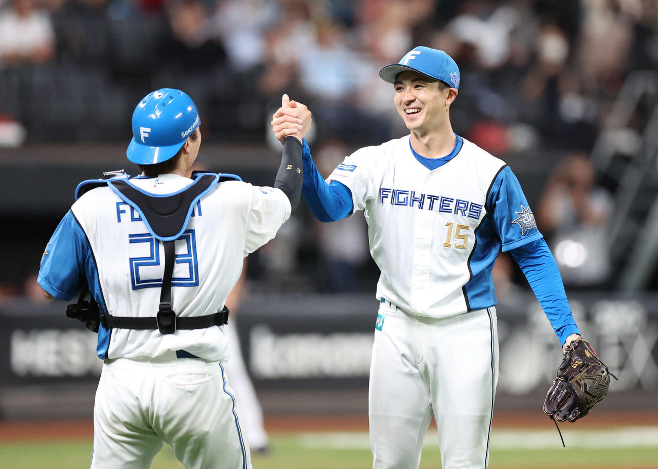 日本ハム対オリックス　試合終了後、笑顔でたたえ合う日本ハム伏見（左）と上沢（撮影・佐藤翔太）