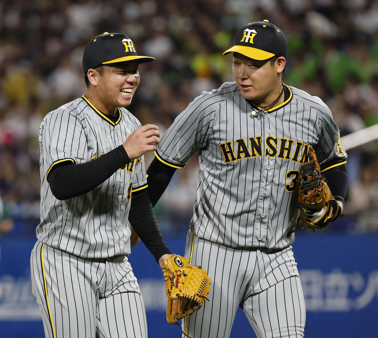 ヤクルト対阪神　4回裏を終え、ベンチに戻る村上（左）と大山（撮影・藤尾明華）