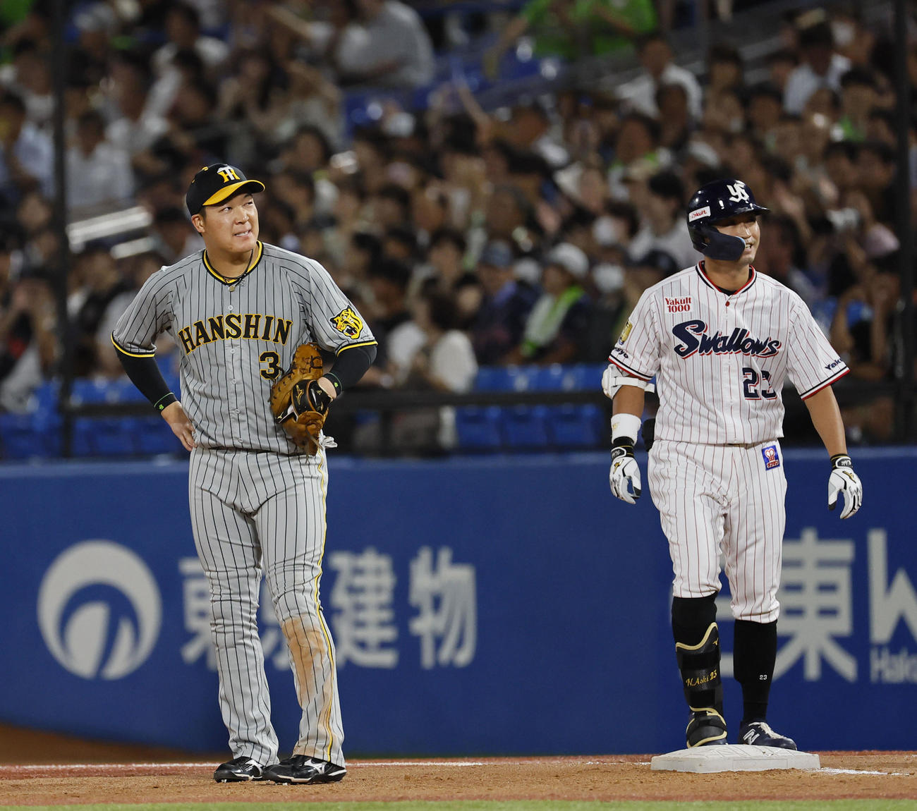 ヤクルト対阪神　8回裏ヤクルト無死一塁、青木の一ゴロで二塁へ悪送球した大山（左）（撮影・藤尾明華）