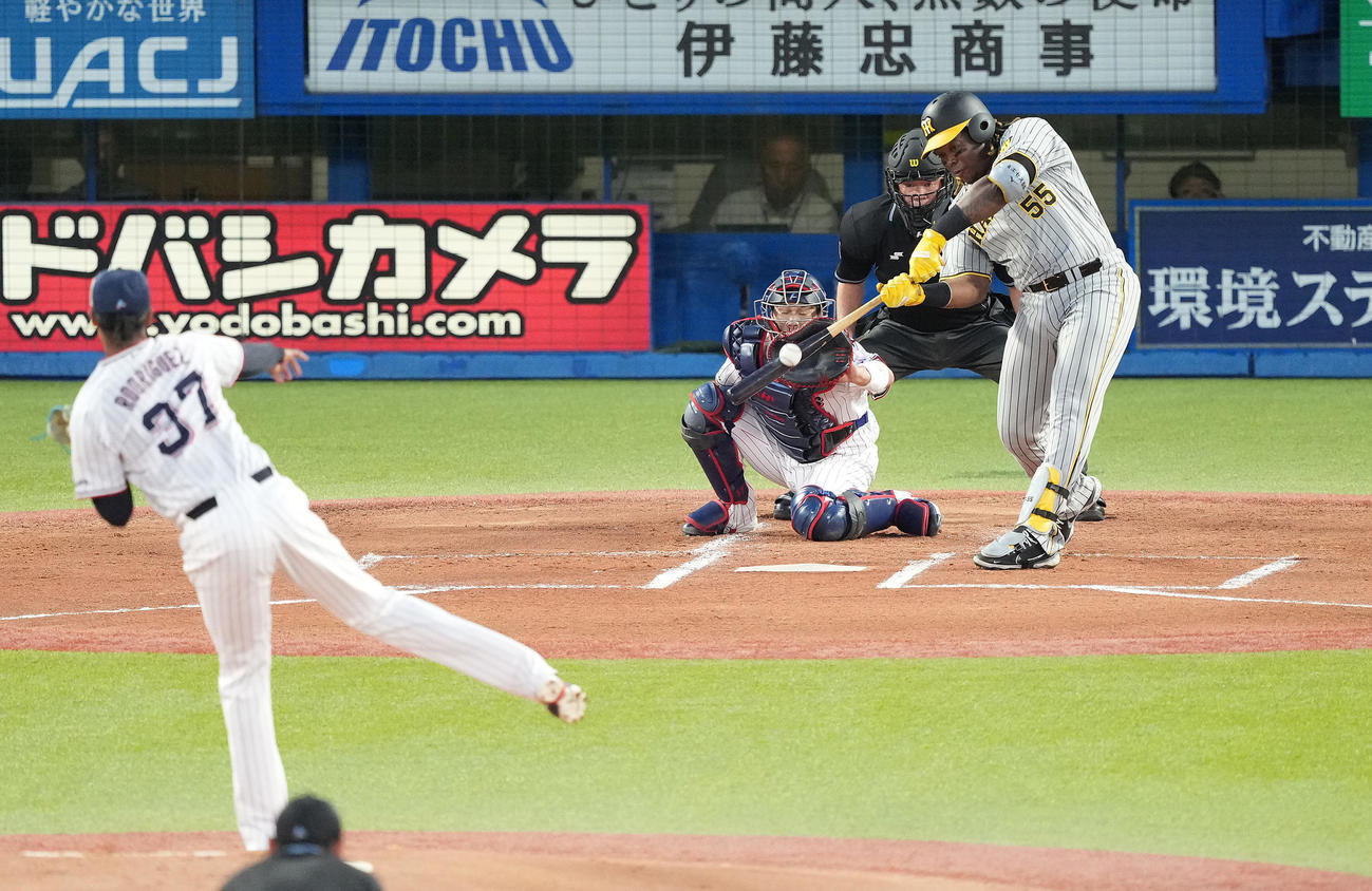 ヤクルト対阪神　1回表阪神1死一塁、中前打を放つミエセス。投手ロドリゲス（撮影・鈴木みどり）