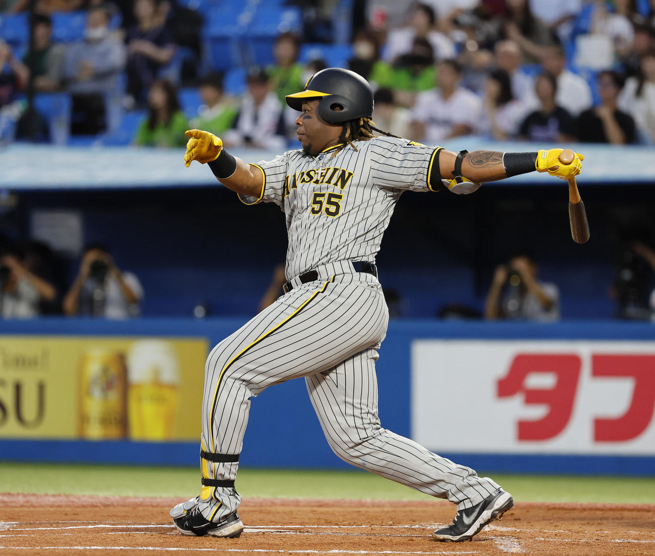 ヤクルト対阪神　1回表阪神1死一塁、ミエセスは中前打を放つ（撮影・藤尾明華）