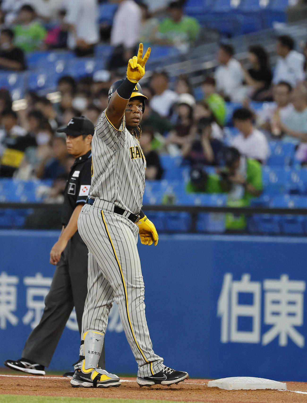ヤクルト対阪神　1回表阪神1死一塁、中前打を放ちベンチに向かってポーズをとるミエセス（撮影・藤尾明華）