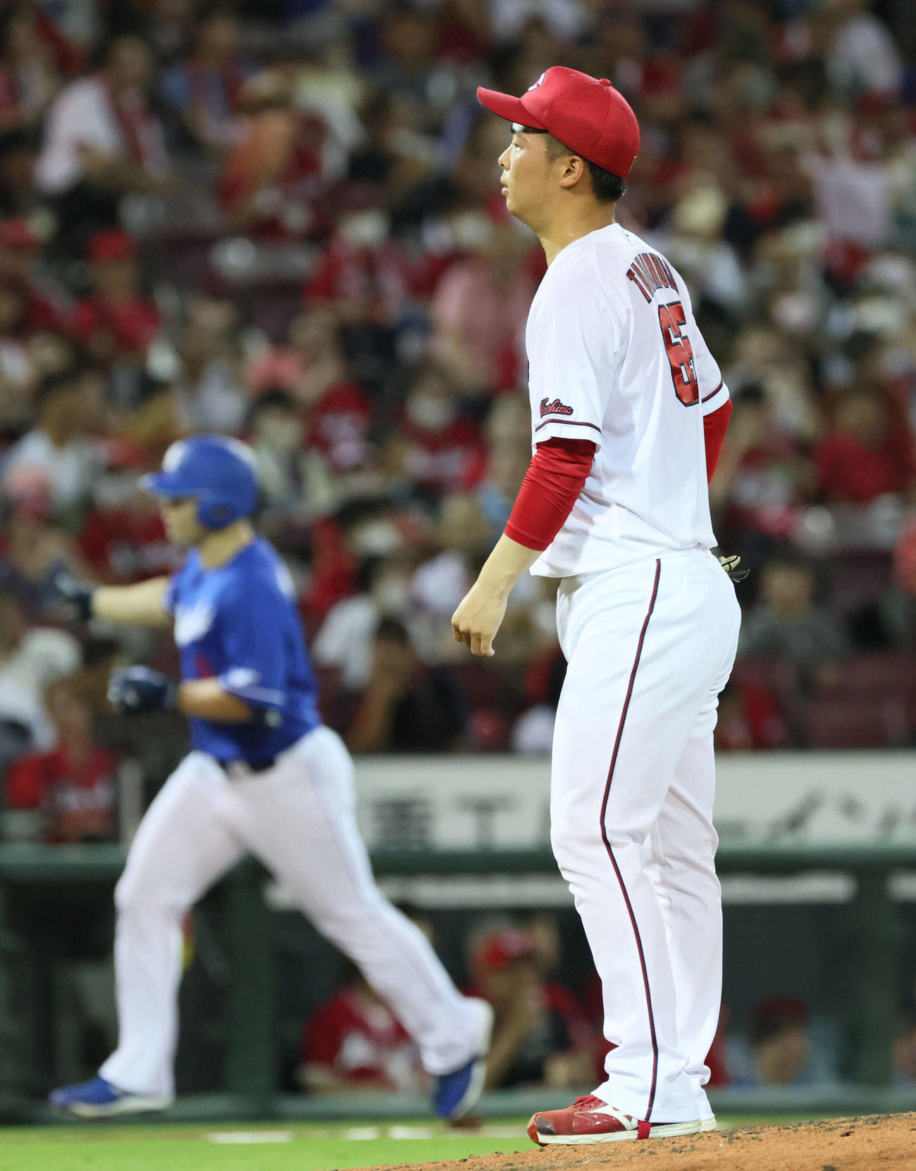 広島対中日　3回表中日1死、細川に2者連続となる左越え本塁打を浴びた玉村（撮影・加藤孝規）