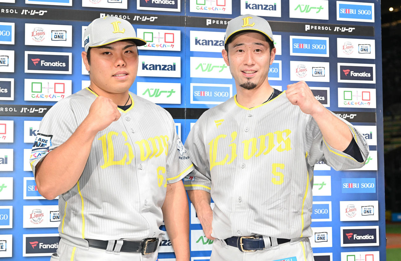 西武対ソフトバンク　ヒーローインタビューを終えポーズを決める西武平良（左）と外崎（撮影・滝沢徹郎）