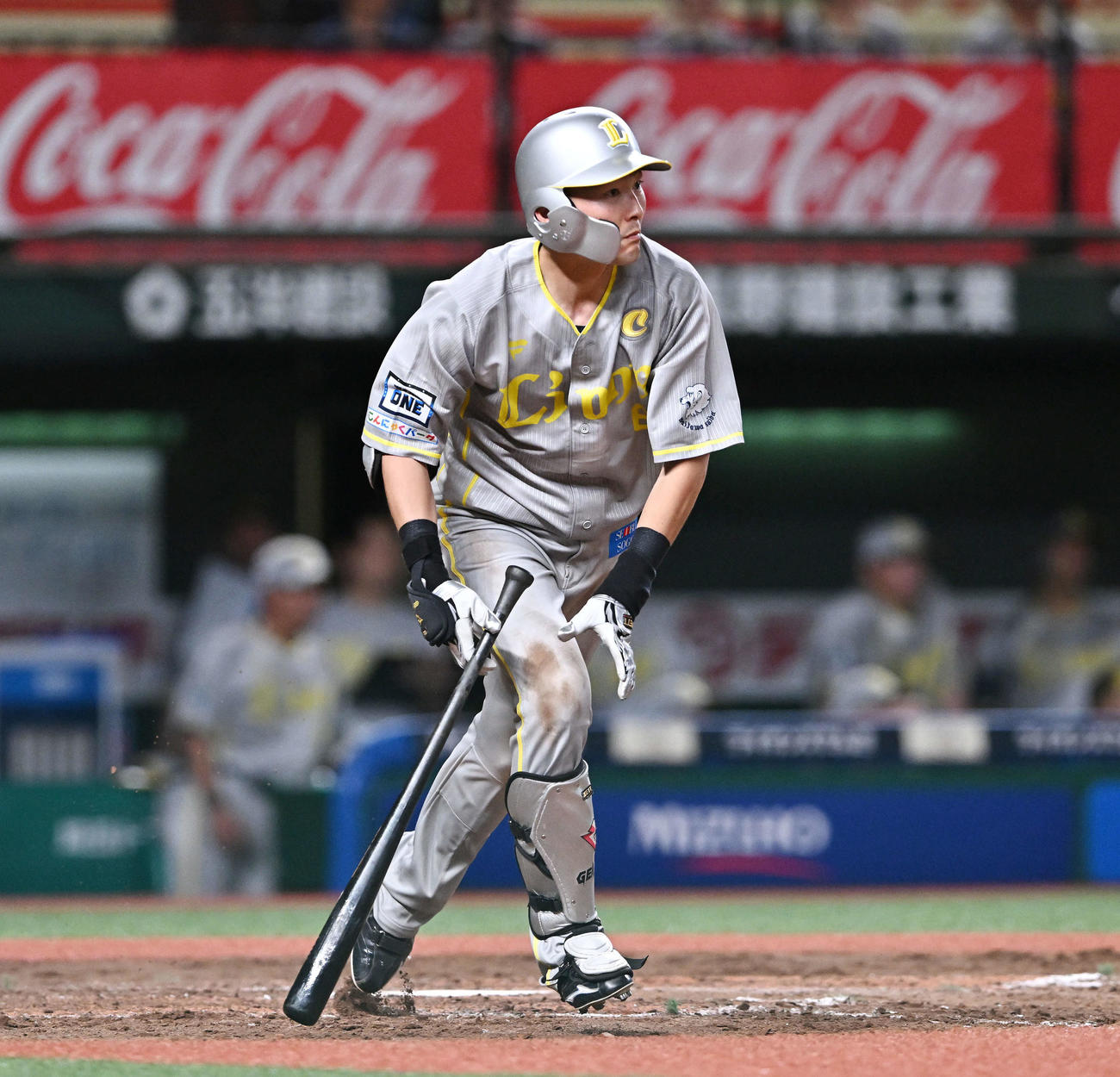 西武対ソフトバンク　5回裏西武2死一塁、源田は右翼に二塁打を放つ（撮影・滝沢徹郎）