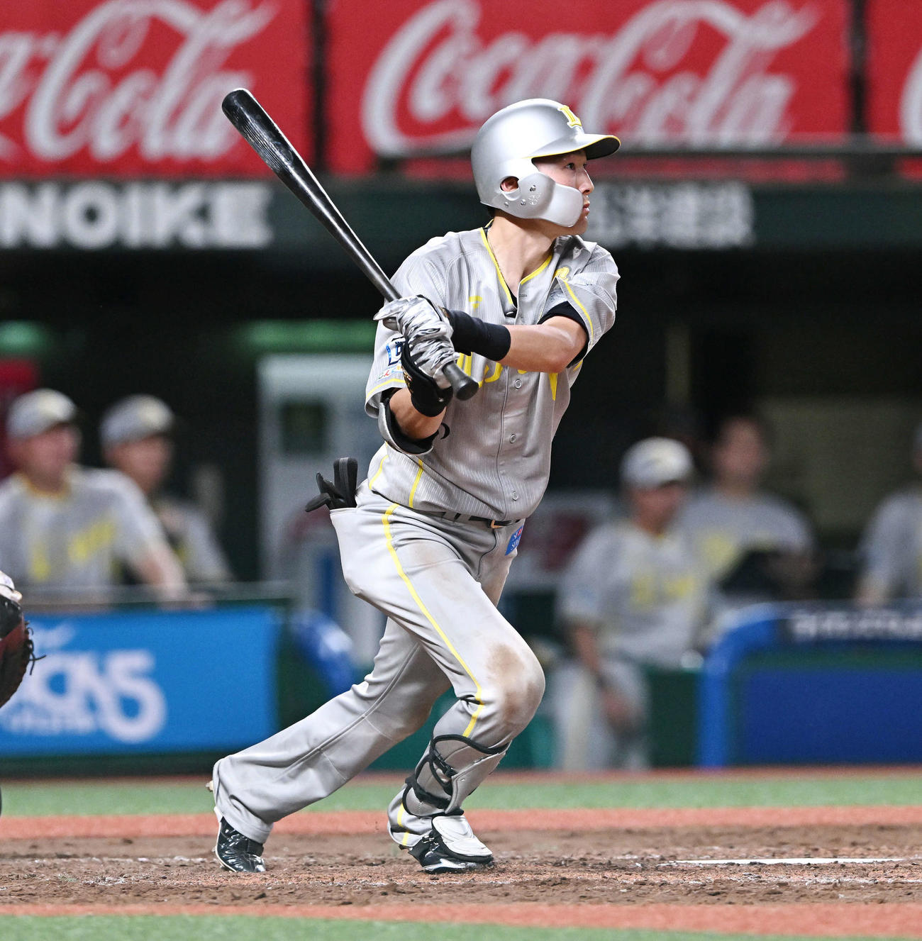 西武対ソフトバンク　5回裏西武2死一塁、源田は右翼に二塁打を放つ（撮影・滝沢徹郎）