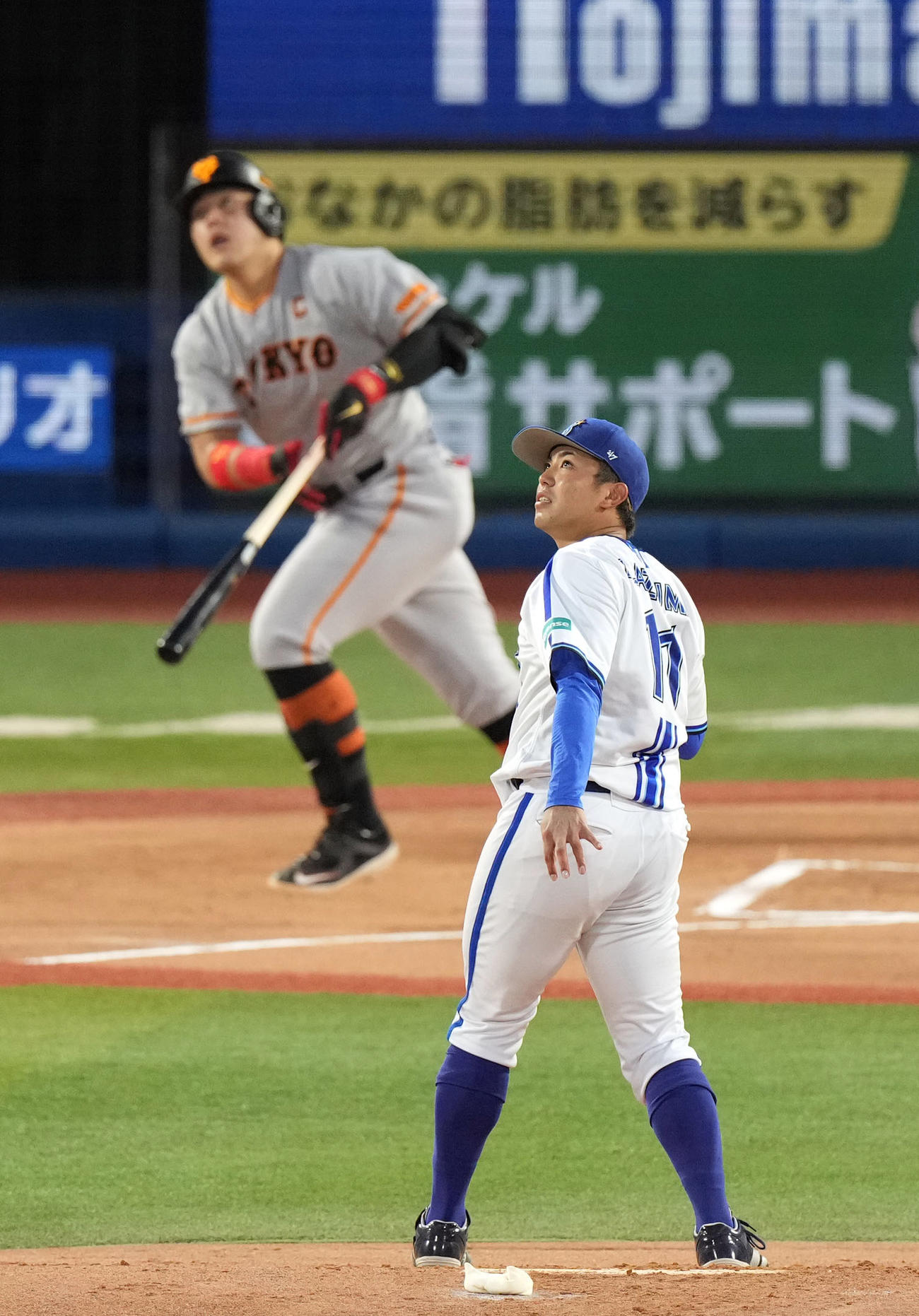 DeNA対巨人　2回表巨人無死、岡本和に通算200号となるソロ本塁打を打たれる東（撮影・狩俣裕三）