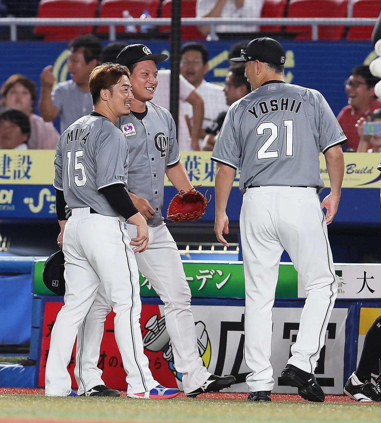 ロッテ対楽天　2勝目を挙げたロッテ美馬（左）は岩下（中央）から勝利球を受け取る。右は吉井監督（撮影・足立雅史）