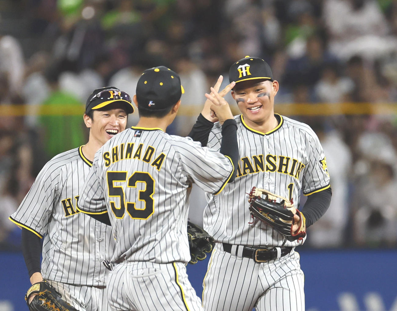 ヤクルト対阪神　ヤクルトに勝利し、タッチを交わす阪神森下（右）、近本（左）（撮影・藤尾明華）