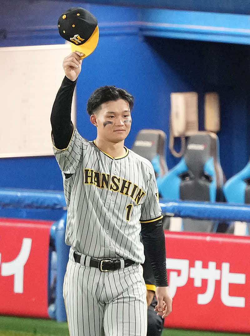 ヤクルト対阪神　2本塁打で勝利に貢献し、ファンの声援に応える阪神森下（撮影・鈴木みどり）